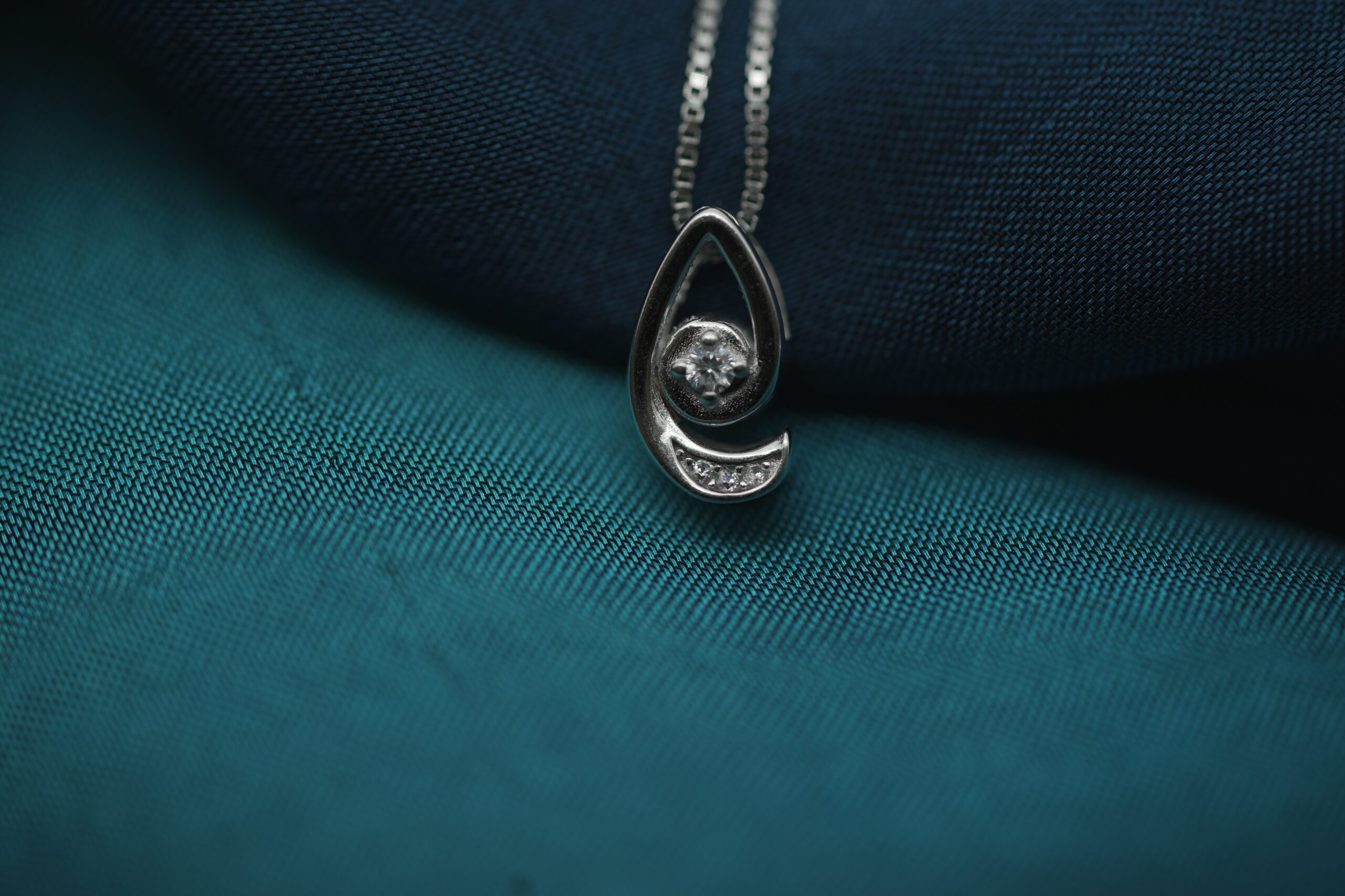 Elegant Pure Silver Teardrop Pendant Necklace - Image 3