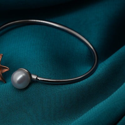 Floral pearl silver bracelet for women with rose-toned flower and open cuff design